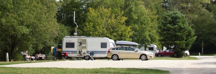 Emplacement Caravane Ou Camping-Car Ou Tente + 1 Voiture + 1 Chien + Électricité