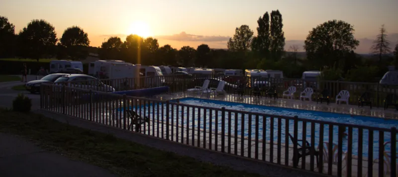 Emplacement Caravane Ou Camping-Car Ou Tente + 1 Voiture + 1 Chien + Électricité