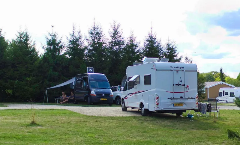 Emplacement Caravane Ou Camping-Car Ou Tente + 1 Voiture + 1 Chien + Électricité