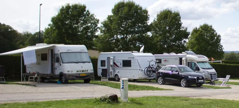 Emplacement Caravane Ou Camping-Car Ou Tente + 1 Voiture + 1 Chien + Électricité