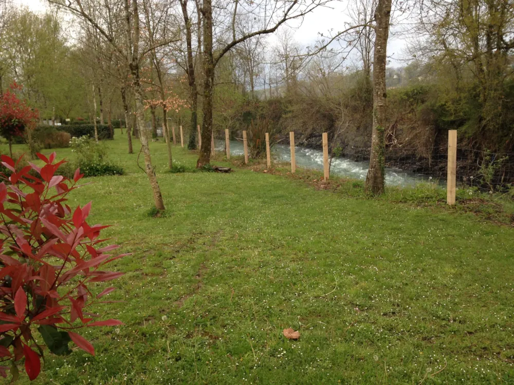 Kampeerplaats(en) - Standplaats Aan De Rivier Kant : Auto + Tent/Caravan Of Camper - Camping Uhaitza Le Saison
