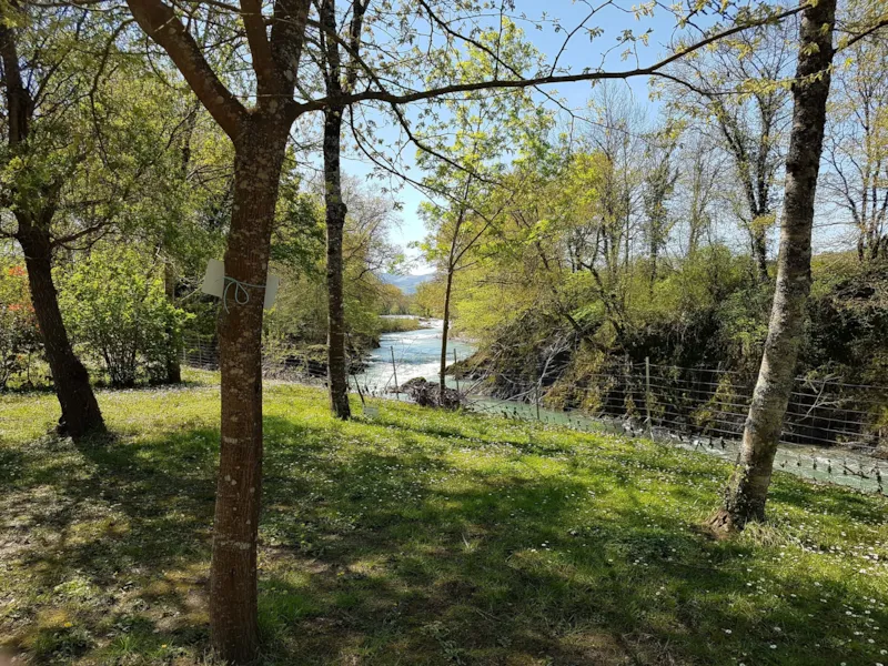 Emplacement Côté Rivière : Voiture + Tente/Caravane Ou Camping-Car