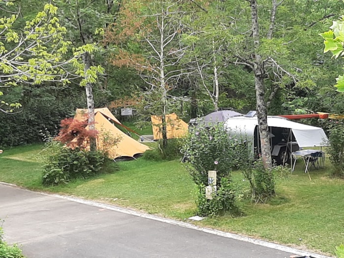 Emplacement Côté Rivière : Voiture + Tente/Caravane Ou Camping-Car
