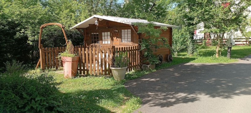 Houten chalet met kleine slaapzaal (zonder keuken of water)
