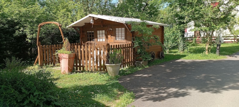 Kleines Holzchalet mit Schlafsaal (ohne Küche und Wasser)