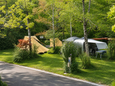 Pitch on the riverside : car + tent/caravan or camper — 4