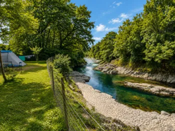 Kampeerplaats(en) - Standplaats Aan De Rivier Kant : Auto + Tent/Caravan Of Camper - Camping Uhaitza Le Saison