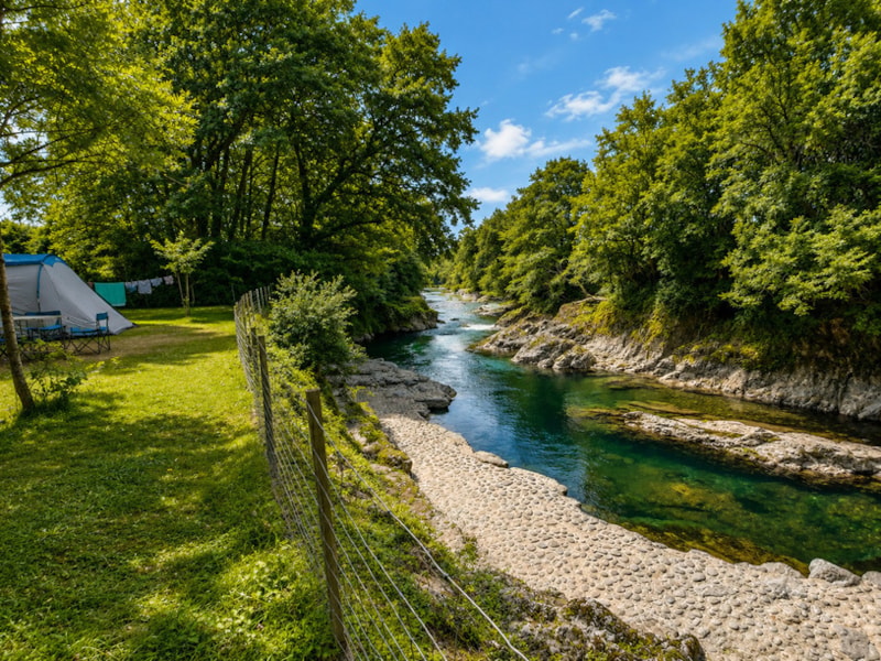 Stellplatz auf der Flussseite: Auto + Zelt/Wohnwagen oder Wohnmobil