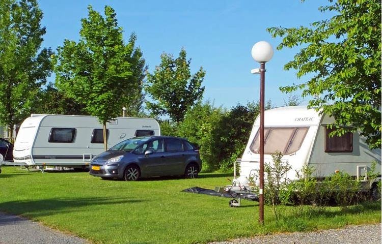 Grand standplaats 150m² - elektriciteit 12A en wateraansluiting