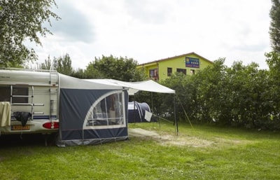 Premium pitch- electricity 12A, private sanitary facilities, 12A