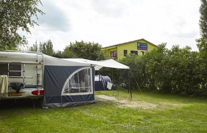 Emplacement Premium - Électrique 12A, Sanitaires Privés