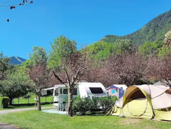 Stellplatz - Stellplatz 2 Personen Und + - Camping LE PYRENEEN