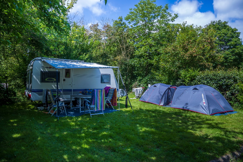 Forfait 1 : Piazzola + 1 Auto + roulotte o camper + elettricità