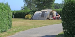 Kampeerplaats(en) - Standplaats Comfort  Xl Met Elektriciteit 10A - Camping Des Hautes Grées