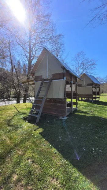 Mietunterkunft - Biwakzelt – 5 M² – 1 Schlafzimmer – Keine Sanitäranlagen - Camping Les Berges du Célé