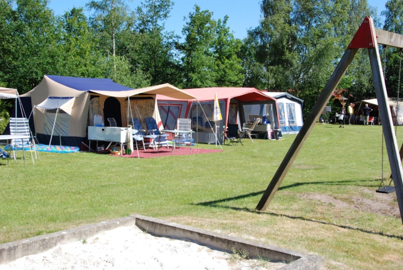 Standplaats Standaard : auto + tent / caravan of camper + elektriciteit + water