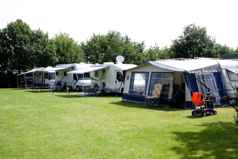 Standplaats comfort: auto + tent / caravan of camper + elektriciteit + water