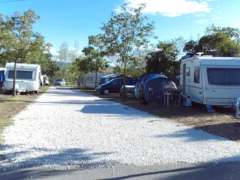 Stellplatz - Stellplatz + Fahrzeug + Strom - Camping Mas Llinas