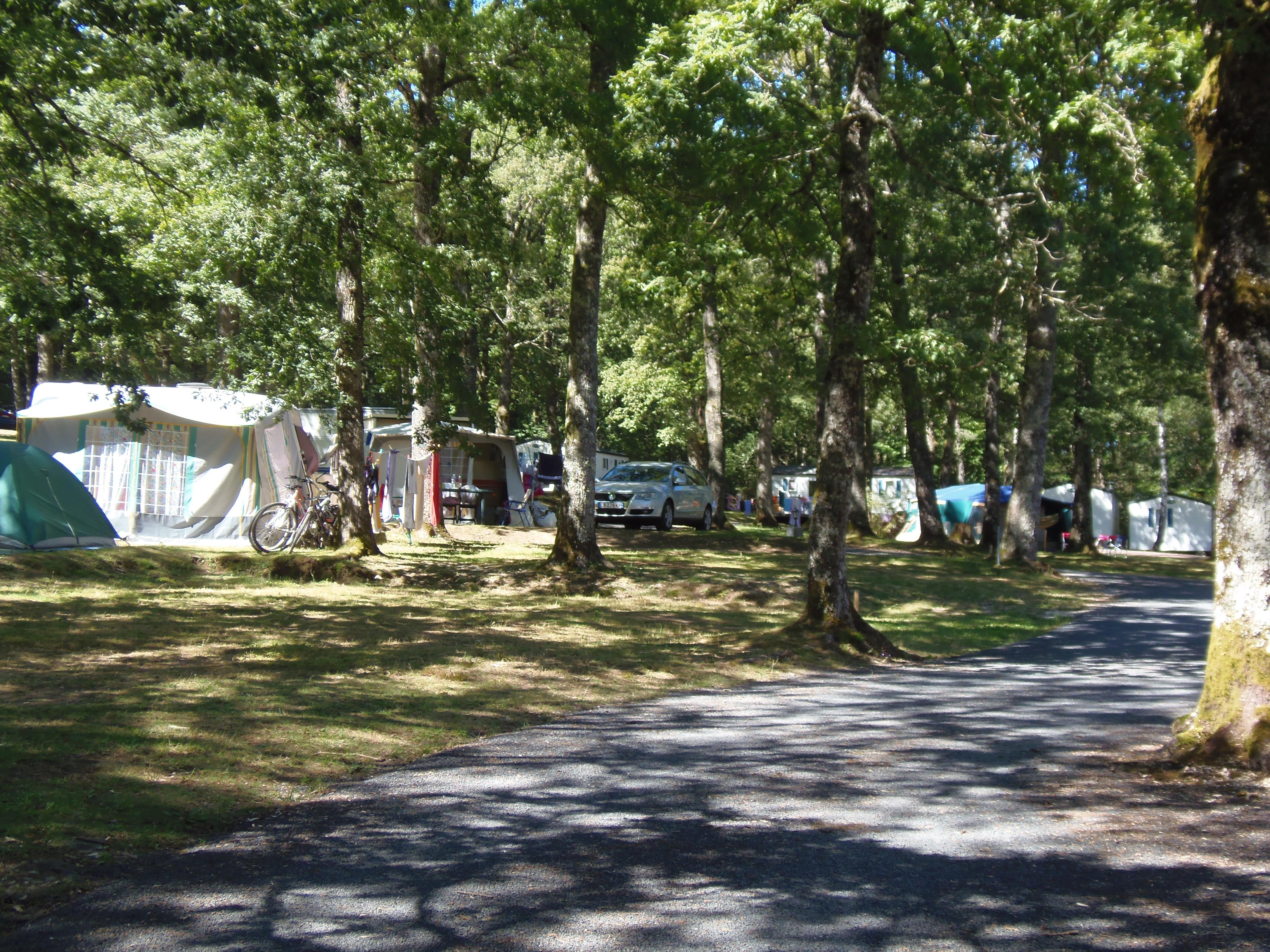 Forfait journalier : tente, caravane + 1 véhicule et camping car avec électricité 16A