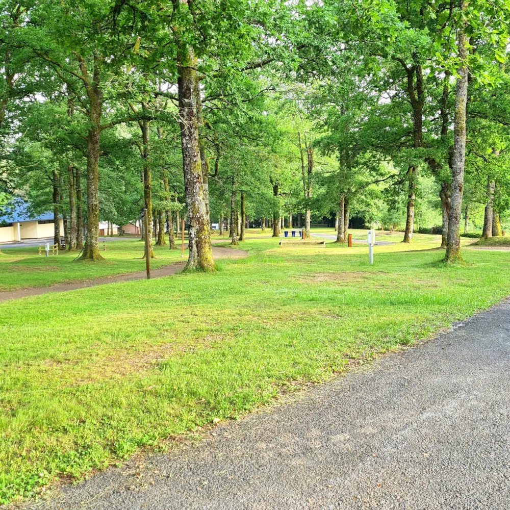 Emplacement - Grand Emplacement Confort - CAMPING LES 3 SOURCES MAEVA ESCAPADES