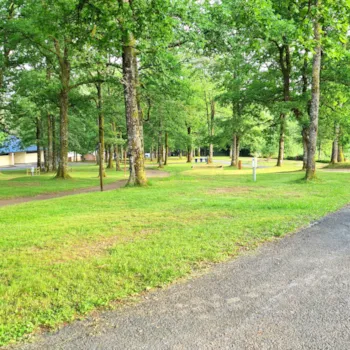 Emplacement - Grand Emplacement Confort - CAMPING LES 3 SOURCES MAEVA ESCAPADES