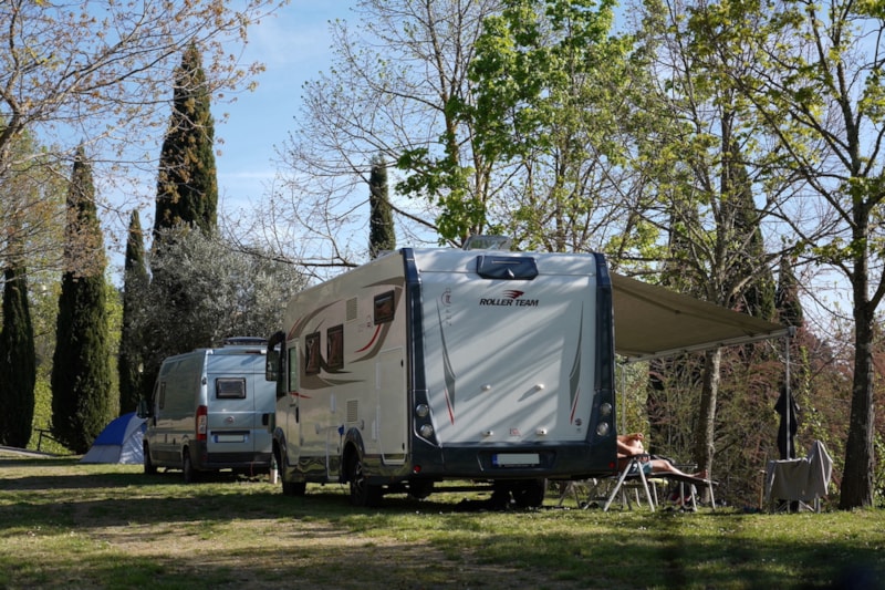 Emplacement voiture + tente ou caravane ou camping-car  40/80 m²