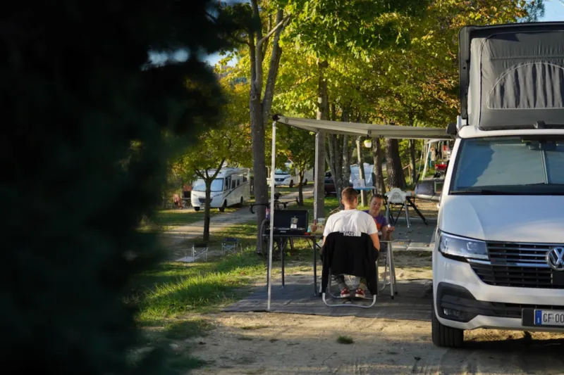 Emplacement Voiture + Tente Ou Caravane Ou Camping-Car  40/80 M²