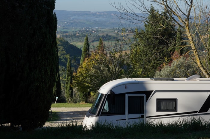 Emplacement Voiture + Tente Ou Caravane Ou Camping-Car  40/80 M²