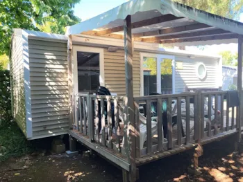 Mietunterkunft - Mobilheim Premium  2 Schlafzimmer + Halbüberdachte Terrasse + Klimaanlage (Strandseite) - Flower Camping l'Escale du Perthuis