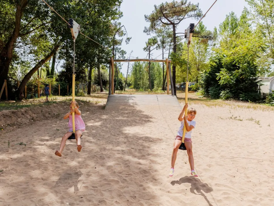 Flower Camping l'Escale du Perthuis