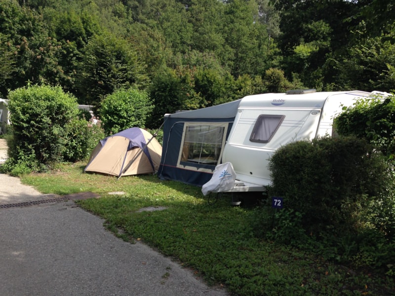 Emplacement classique (90-100m²), électricité 16A (1 installation / 1 voiture / él. 16A)