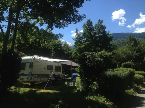 Emplacement - Emplacement Classique (90-100M²), Électric. 6A(1Installation/1 Voiture/Électricité 6A)+Raccordement - image n°2 - Camping Qualité l'Eden de la Vanoise