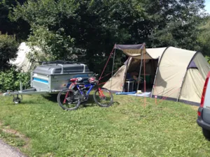 Emplacement - Emplacement classique (90-100m²), électric. 6A(1installation/1 voiture/électricité 6A)+raccordement - Camping Qualité l'Eden de la Vanoise