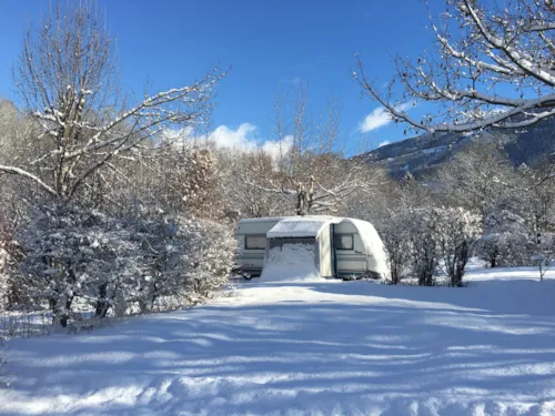Emplacement - Emplacement Classique (90-100M²), Électric. 6A(1Installation/1 Voiture/Électricité 6A)+Raccordement - image n°4 - Camping Qualité l'Eden de la Vanoise