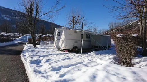 Emplacement - Emplacement Classique (90-100M²), Électricité 16A (1 Installation / 1 Voiture / Él. 16A) - image n°6 - Camping Qualité l'Eden de la Vanoise