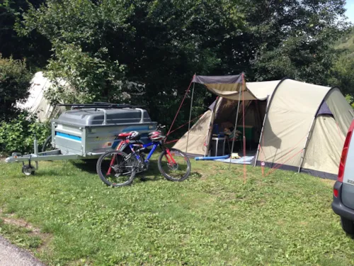 Stellplatz - Großer Stellplatz 100-120M², Strom 6A (1 Zelt,1 Anlage/1 Auto/Strom 6A) - image n°4 - Camping Qualité l'Eden de la Vanoise