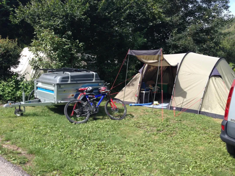 Grand Emplacement 100-120M², Électricité 6A (1Tente,1 Installation/1 Voiture/Électricité 6A)