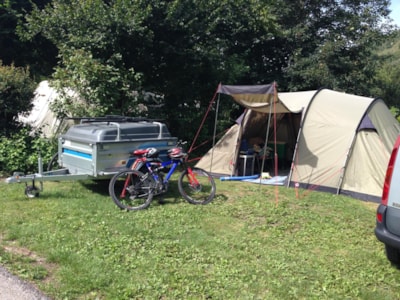Large pitch 100-120m², electricity 6A (1 tent, 1 installation/1 car/electricity 6A)