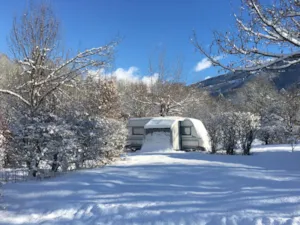 Emplacement - Grand emplacement 100-120m², électricité 6A (1tente,1 installation/1 voiture/électricité 6A) - Camping Qualité l'Eden de la Vanoise