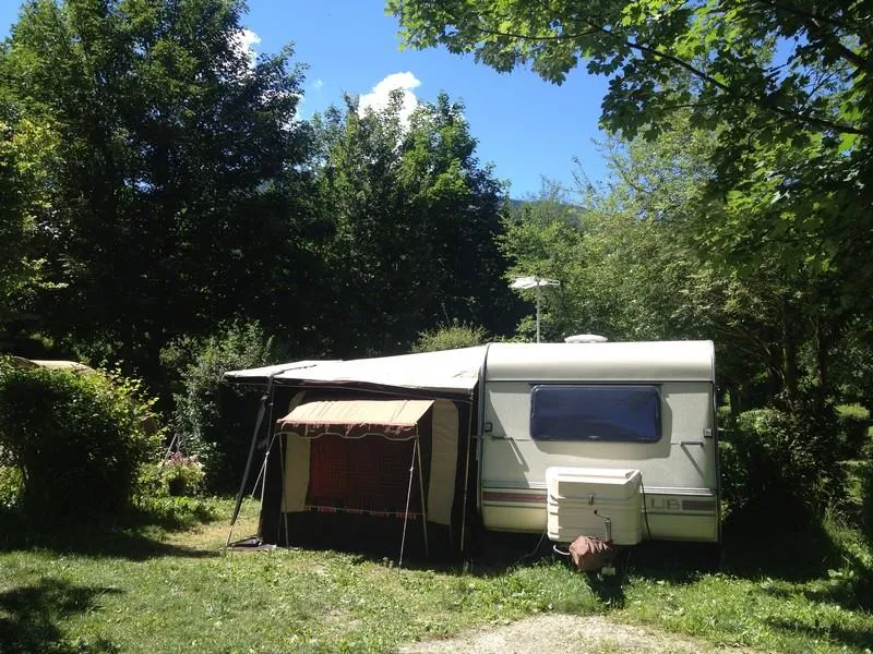 Grand Emplacement 100-120M², Électricité 10A (1 Tente-Caravane-Camping-Car / 1 Voit. / Él. 10A)