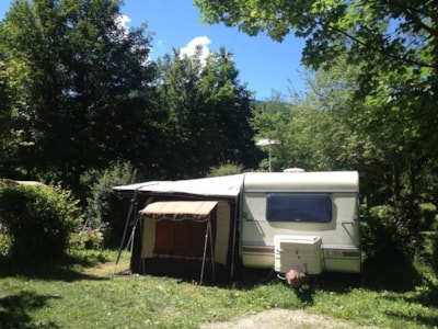 Large pitch 100-120m², electricity 10A (1 tent-caravan-camper-car / 1 caravan / elect. 10A)