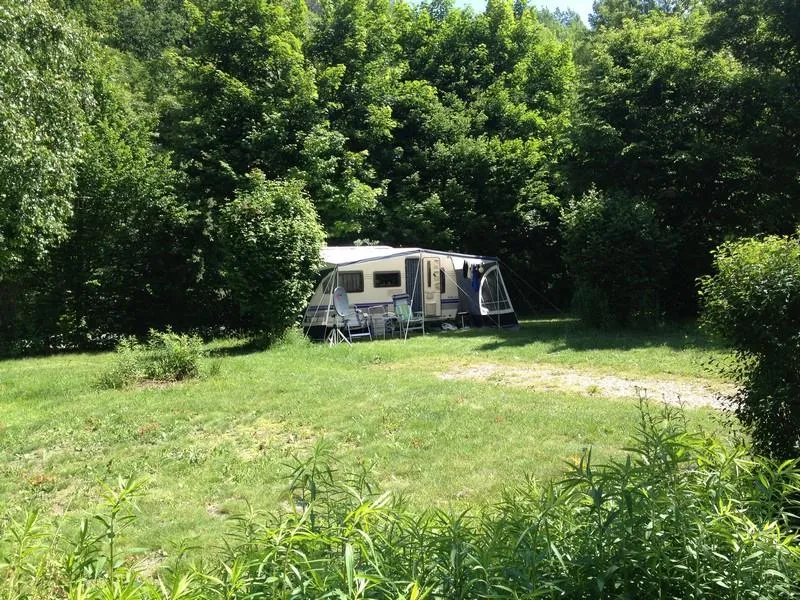 Grand Emplacement 100-120M², Électricité 10A (1 Tente-Caravane-Camping-Car / 1 Voit. / Él. 10A)