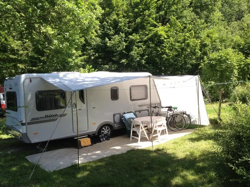 Grand Emplacement 100-120M², Électricité 10A (1 Tente-Caravane-Camping-Car / 1 Voit. / Él. 10A)