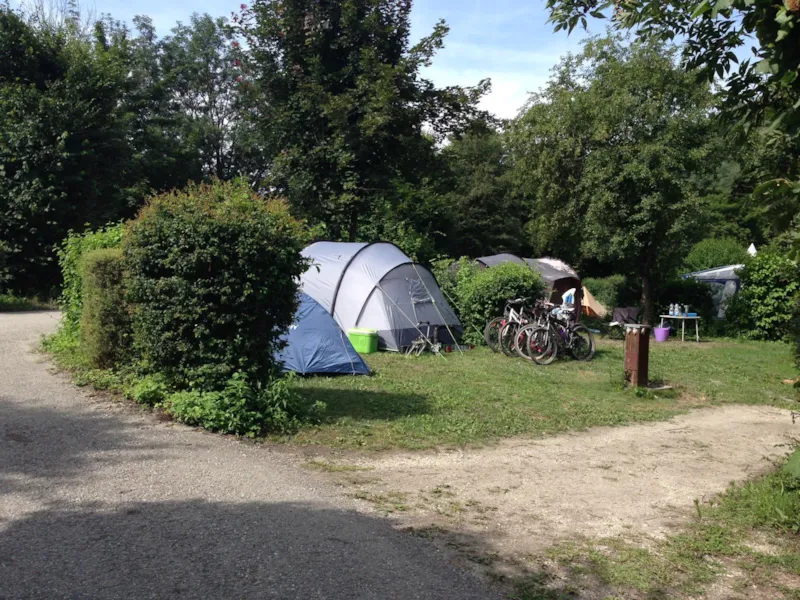 Grand Emplacement 100-120M², Électricité 10A (1 Tente-Caravane-Camping-Car / 1 Voit. / Él. 10A)