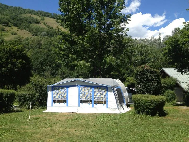 Grand Emplacement 100-120M², Électricité 10A (1 Tente-Caravane-Camping-Car / 1 Voit. / Él. 10A)