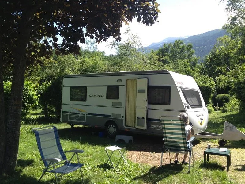 Grand Emplacement 100-120M², Électricité 10A (1 Tente-Caravane-Camping-Car / 1 Voit. / Él. 10A)