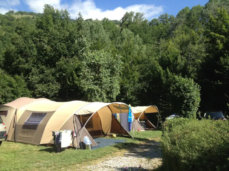 Grand Emplacement 100-120M², Électricité 16A (1 Tente, 1 Caravane Ou 1 Camping-Car / 1 Voiture)