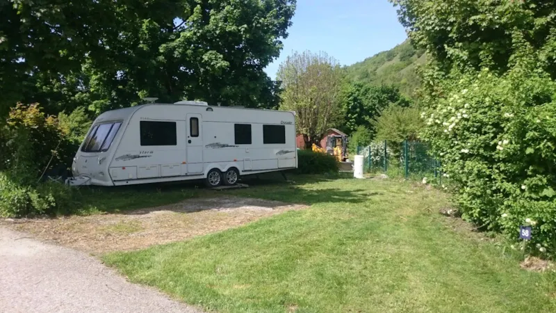 Grand Emplacement 100-120M², Électricité 16A (1 Tente, 1 Caravane Ou 1 Camping-Car / 1 Voiture)