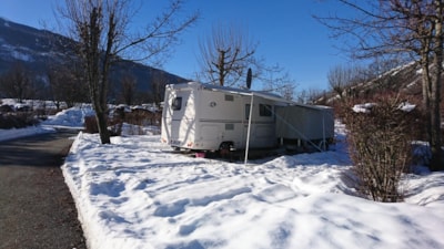 Large pitch 100-120m², electricity 16A (1 tent, 1 caravan or 1 motorhome / 1 car)