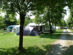 Kampeerplaats(en) - Pakket Standplaats + 1 Voertuig / Camper - Camping Le Bivouac